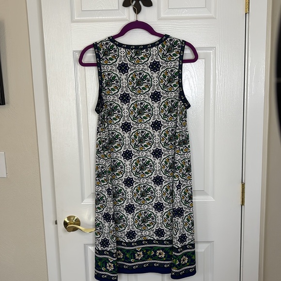 Max Studio Navy and yellow Medallion Sleeveless Shift Dress Flows and stretches - Picture 4 of 8